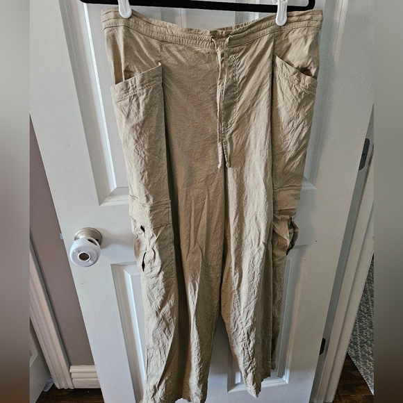 Athleta Women's Tan Cargo Pants - Picture 2 of 4
